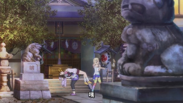 メンバーが神社に願い事をする